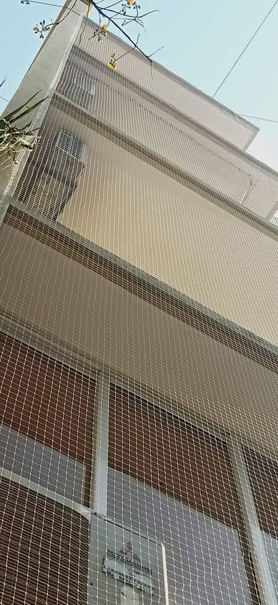 Pigeon protection net fitted to a building side elevation